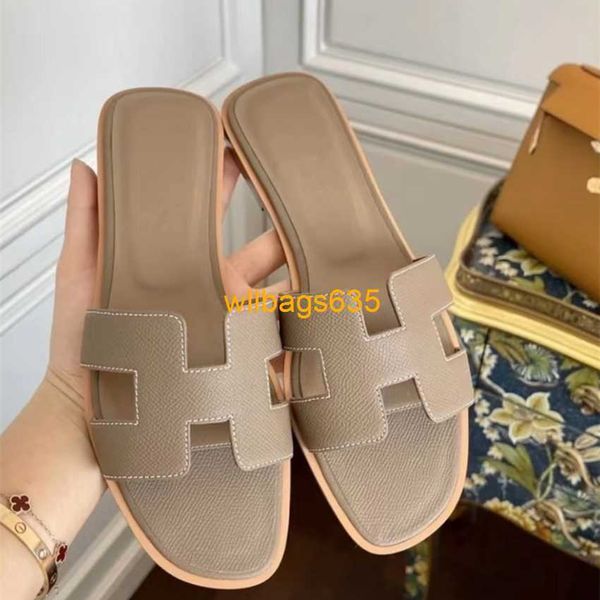 Sandalias Oran Zapatillas de cuero de verano 2024 Zapatillas de verano con patrón de litchi Zapatillas de fondo plano de cuero genuino gris elefante Un cinturón Ou tiene logo HBCL6W