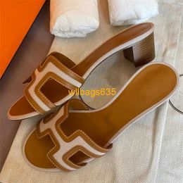 Oran Sandalen Zomer Leren Slippers Dikke Hak Sandalen 2024 Zomer Nieuwe Mode Resort Strand Slippers Dames Echt Leer Hoge Hak Sanda Met Logo HBIWTI