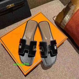 Oran Sandals Slippers para mujeres Neta de cuero Red Un personaje para mujeres 2024 Casu de moda de fondo plana popular Casu tiene logotipo Lye6 1o6w