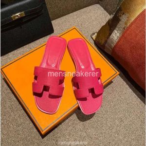 Oranes muilezels string sexy lederen dames strand klassieke platte hak zomer designer sandalen borduurwerk mode dames alfabet slippers 2024 w4vi u15q