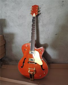 Guitare électrique de couleur orange avec pickguard doré, touche en palissandre, matériel doré, la guitare est en stock et peut être expédiée immédiatement