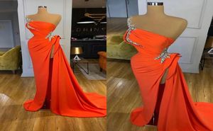 Oranje avondjurk lang formeel 2022 Een schouder kralen met hoge spleet Arabische Dubai vrouwen prom -jurken avondjurken c03165908183