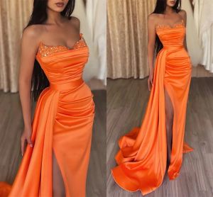 Oranje Galajurken 2023 Zeemeermin Zijsplit Kristallen Kralen Op Maat Gemaakt Strapless Satijn Ruches Avondjurken Vestidos Formeel Ocn Wear Plus Size