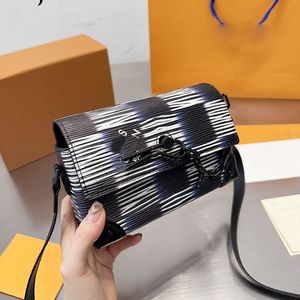 Bolso de caja con solapa a cuadros de dos tonos de diseñador unisex Letra impresa Ondulación de agua Cerradura negra Correa de cuero larga Monedero para teléfono Monedero 18x13 cm Cartera de lujo Mini bolso cruzado