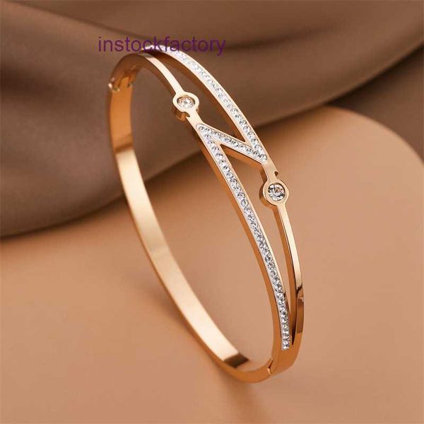 Bracelet original 1to1 Cartres Gold Bracelet en or 18 carats avec incrustation de diamants zircon qui ne se décolorent pas, design de niche, sensation simple et luxueuse BVYF