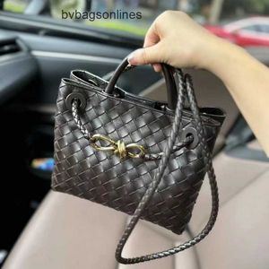 Bolso original Bottegs Venetas Andiamo 2024 Nuevo cuero genuino para mujer con piel de oveja tejido a mano Hebilla en forma de 8 Mano Solo hombro Diagonal Straddle Lote