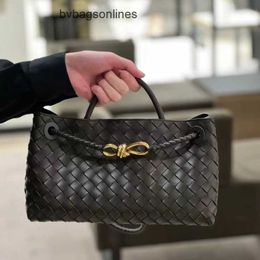 Sac original Bottegs Venetas Andiamo Haut de gamme et de haute qualité Lao Qian Feng 2024 nouveau sac pour femme tissé à la main en cuir véritable fourre-tout fourre-tout sous les bras