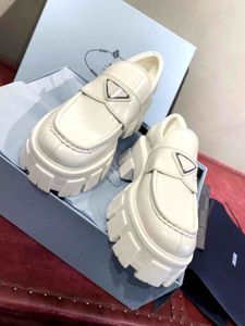 Box Box Designer Monolith Chaussures pour femmes Chaussures de plate-forme Sole Chunky Sneakers Blanc Blanc Black Triangle Logo en cuir brossé pointu et orteils ronds EU35-40