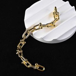 Brand original Qingdao Jewelry Horseshoe Style Exquisito Bracel de circón con incrustaciones con accesorios de cadena personalizados con logotipo