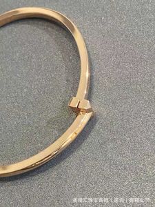 Origineel merk eenvoudige en modieuze T1-armband van dezelfde sterrenstijl met een zij gepolijst vergulde echte gouden smalle versie gesp. T-vormig voor vrouwen