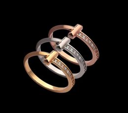 Origineel ontwerp Geweldig 925 Kwaliteit luxe ontwerp T1 -serie sieraden Men Women Roestvrije letterringen met half Crystal Lover Fin3714151