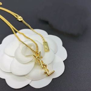 Diseñador original Niñas mujeres carta colgante collar elegante Amor 18 K Brazaletes de oro Y cadena grabada Joyería de moda Señora Fiesta