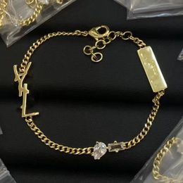 Diseñador original Girlsl mujeres pulseras con dijes de letras de diamantes elegantes Amor 18K Brazaletes de oro Y logo grabar pulsera Joyería de moda Lady Party