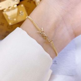 Designer original Girlsl femmes lettre bracelets élégant amour 18 carats bracelets en or Y graver bracelet bijoux de mode Lady Party2024 fp