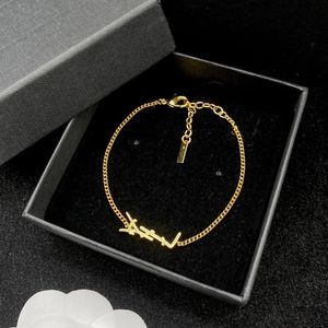 Diseñador original Girlsl mujeres pulseras con letras elegantes Amor 18K Brazaletes de oro Y logo grabar pulsera Joyería de moda Lady Party5