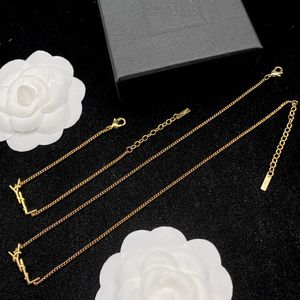 Diseñador original Conjunto de joyas colgante choke collar pulsera pendientes broche elegante 18K oro amarillo Y logo grabado cadena Moda verano Niñas mujeres Joyería