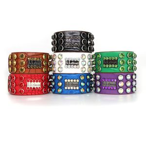 Joyería de estilo de diseñador original Pulseras de cuero plateadas Pulsera con ajuste de diamantes Hombres Mujeres Charm Hip-hop punk Pulsera de tendencia Correa de mano ancha Regalo popular de moda