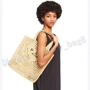 Bolsa de diseñador Lady Raffias Hollow Out Straw Bags Bolsas de playa Triángulo Luxury Femenina Summer Bolsas Fashion Pochette Cross Body Clutch Viaje de viaje