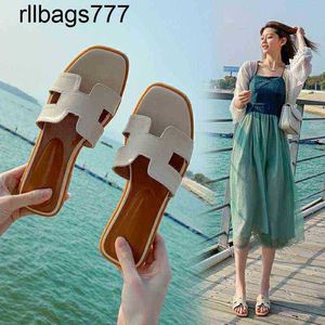 Slipper de luxe d'origine Oran Designer glissa les sandales en cuir femmes portent un style tourisme à fond plat net rouge mode un mot plage en été