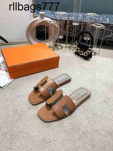 Original Designer Designer Luxury Slipper glissements d'été Sandales en forme de H en cuir plat Fashion Fashion Word Courte