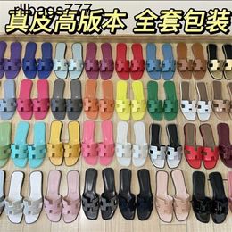 Original Slipper Fashion Women's's's Summer Ush Out 2024 Étudiant coréen Flat Fothed Beach Vacation Beach Shoes Word Sandales