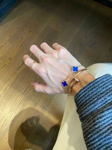 Originele vankestijl kleine geurige klaverheren en dames bijpassende blauwe agaat geëlektroplateerde kleur veelzijdige luxe armband
