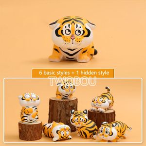 Original Xiaohu Tiger série quotidienne boîte aveugle jouets modèle de bureau Kawaii Surprise sac Figure d'anime gros tigre filles cadeau d'anniversaire 240227