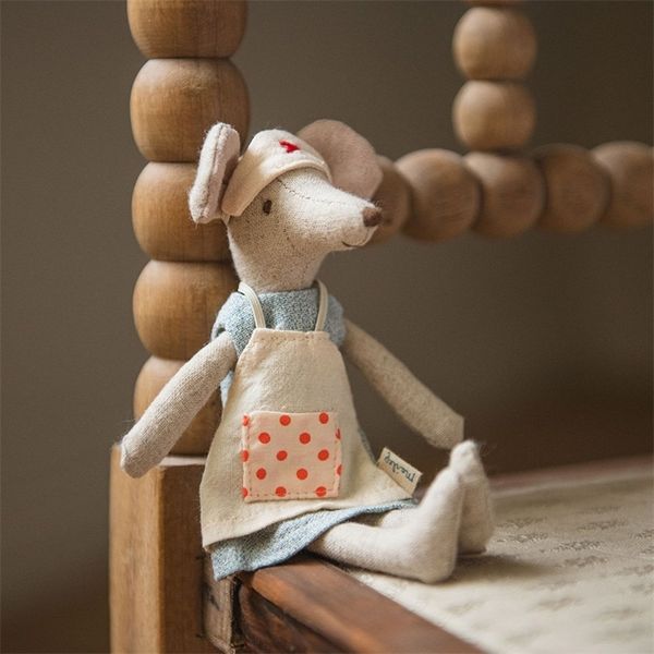 Oringal Tiny Nurse Mouse Cloth Toy Navidad Año Regalo nacido Nursey Doll Little Mouse Soft Plushies 220721