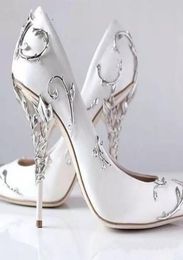 Hojas de filigrana ornamentales que giran en espiral con tacón natural, zapatos de boda blancos para mujer, tacones de aguja de satén elegantes, zapatos de tacón Eden Bridal4071517