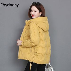 Orwindny, chaqueta de invierno para mujer, Parkas cortas cálidas, abrigo grueso de otoño para mujer, abrigo acolchado de algodón con capucha de talla grande 3XL 210923