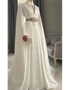 Robes de mariée musulmanes brodées nationales ossètes Cape manches longues col haut robe de mariée en Satin blanc arabe dubai Gelinlik