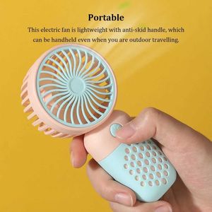 Andere apparaten Mini Electric Fan Handheld Fan Desktop Air Cooling Tool biedt koele stroom voor Family Outdoor Travel Business Studenten J240423