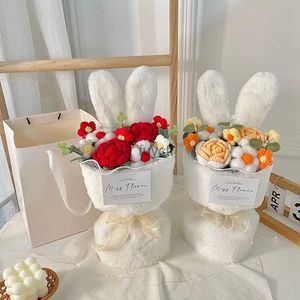 Autres arts et métiers Bouquet de remise de diplôme avec sac cadeau Oreilles de lapin Kawaii Bouquet de fleurs tricotées Décor de fête de mariage Anniversaire Cadeau de la Saint-Valentin YQ240111