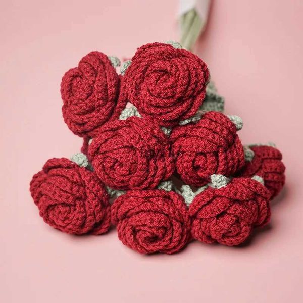 Otras artes y manualidades Flores tejidas a mano Rosa roja Ramo de ganchillo Flores artificiales falsas Plantas Regalos del día de San Valentín Accesorios de fotografía Decoración del hogar YQ240111