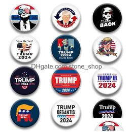 Otras artes y manualidades Trump 2024 Metal Insignia de metal 12 Estilos Pin Button Medal para América Presidente Elecciones Drop entrega Home Garden Dhwue
