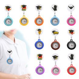 Andere Bachelor Clip Pocket Horloges Intrekbaar ziekenhuis Medische werknemers Badge Reel Analog Quartz Hangende revers voor dames kraag horloge otucg