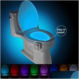 Overige bad-toiletbenodigdheden Nachtlampje Led-lamp Slimme badkamer Menselijke beweging geactiveerd 8 kleuren Matic Rgb-achtergrondverlichting voor komlicht Dhmej