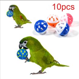 Otros suministros de aves 10 unids Pet Parrot Toy Colorido Hollow Rolling Bell Ball Periquito Cockatiel Chew Cage Diversión Juguetes 231011