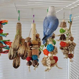 Andere vogelbenodigdheden Papegaaispeelgoed Natuurlijke houten blokken Kauwkooi Bijtmolaire Kleurrijke hangende decoratie