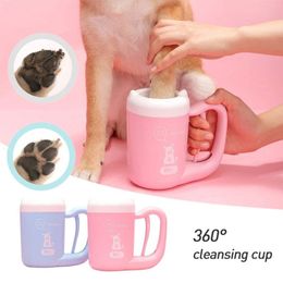 Andere hondenbenodigdheden Outdoor draagbare hondenpootreiniger cup zachte siliconen voetwasser schone poten one click manual snelle voetenwas 230710