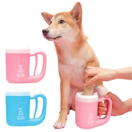 Overige hondenbenodigdheden Zacht siliconen Handmatig persen en roteren Pet Cat Foot Paw Cleaning Cup Geschikt voor Small Medium Sized 230802