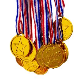 Andere evenementen Feestartikelen 100 stuks Kinderen Goud Plastic Winnaars Medailles Sportdag Feesttasje Prijs Awards Speelgoed Voor feestdecoratie 231026