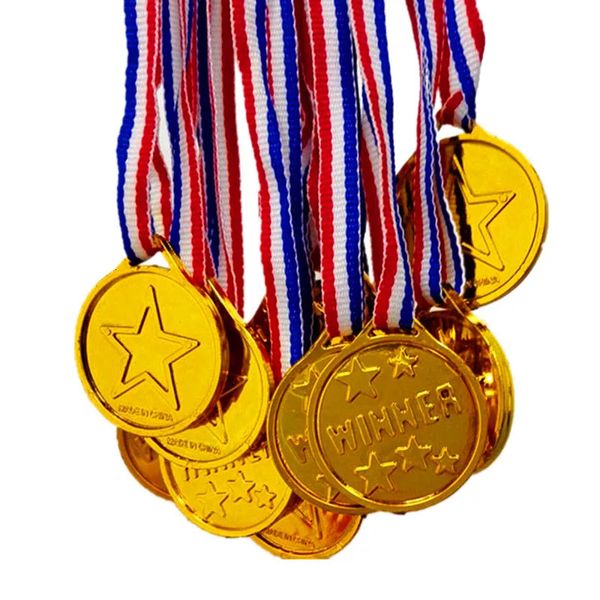 Autres événements Fournitures de fête 100pcs Enfants Gold Plastic Gagnants Médailles Sports Day Party Sac Prix Prix Jouets pour la décoration de fête 231026