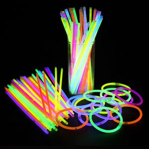 Autres fournitures de fête d'événement 100Pcs Mix Glow Sticks Bracelets Lumineux Lumineux Coloré Fluorescence Lumière Néon pour Mariage Anniversaire Concert Bar Décor 230221