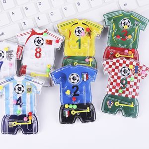 Autres fournitures de fête d'événement 10pcsbag Football Thème Pinball Maze Jouets Équipe Uniforme Doigt Jeu Maze Footballs Party Favors Cadeaux d'anniversaire pour enfants 230824