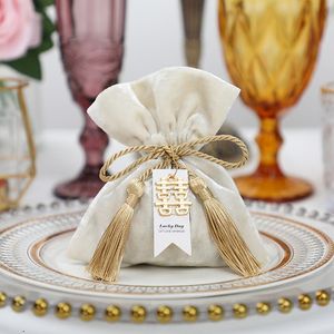 Autres fournitures de fête d'événement Boîtes à bonbons en velours beige ivoire avec étiquettes Sac d'emballage pour bijoux 9.5x12cm Bonbons de mariage Pochette cadeau de Noël Sacs 230321