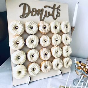 Autres fournitures de fête d'événement Affichage mural de beignet Support de beignet pour les fêtes Panneau de support de beignet en bois pour la fête de beignet Décorations de table de mariage d'anniversaire doux 230329