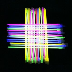 Autres fournitures de fête d'événement Fluorescence Light Glow Sticks Mticolor Neon Collier lumineux Bracelets pour concert Décor festif Drop Dhzid