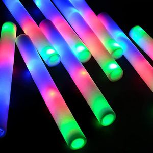 Andere evenementen Feestartikelen Foam Glow Sticks voor bruiloft LED Light Up Foam Sticks Kleurrijke knipperende sticks Verjaardag Pasen Feestartikelen Glow in The Dark 230731