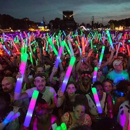 Autres fournitures de fête d'événement Glow Sticks en vrac coloré LED mousse Cheer Tube RVB dans la lumière sombre pour la fête Purple Baton Up acclamant le concert personnalisé personnalisé 231208